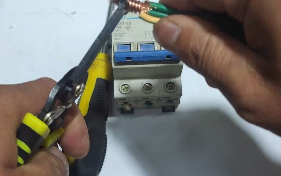 老電工揭秘 開(kāi)關(guān)接線(xiàn)常見(jiàn)誤區(qū)，兩根軟線(xiàn)與一根硬線(xiàn)如何正確連接